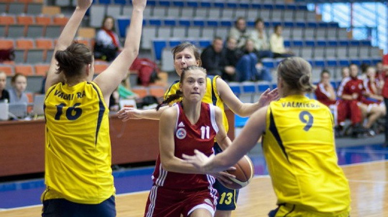 Liepājniece Agija Kruga (#11) uzvarā pār igaunietēm iemeta abus tālmetienus, visus sešus soda metienus, guva 12 punktus un izcīnīja 15 atlēkušās bumbas
Foto: Aigars Prūsis
