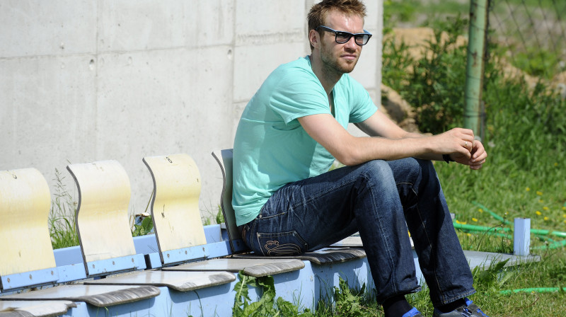 Aizsargs Kaspars Gorkšs šoreiz palika tribīnēs
Foto: Romāns Kokšarovs, Sporta Avīze, f64