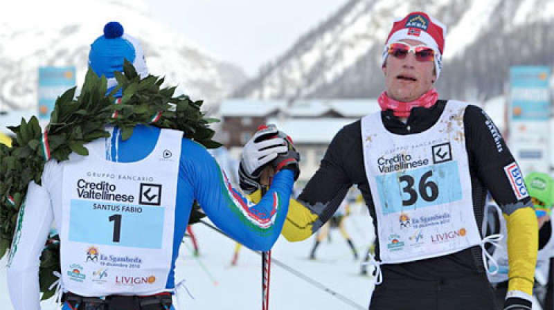 Santus (Nr.1) pēc finiša sveic Estensenu (Nr.36).
Foto:NordicFocus