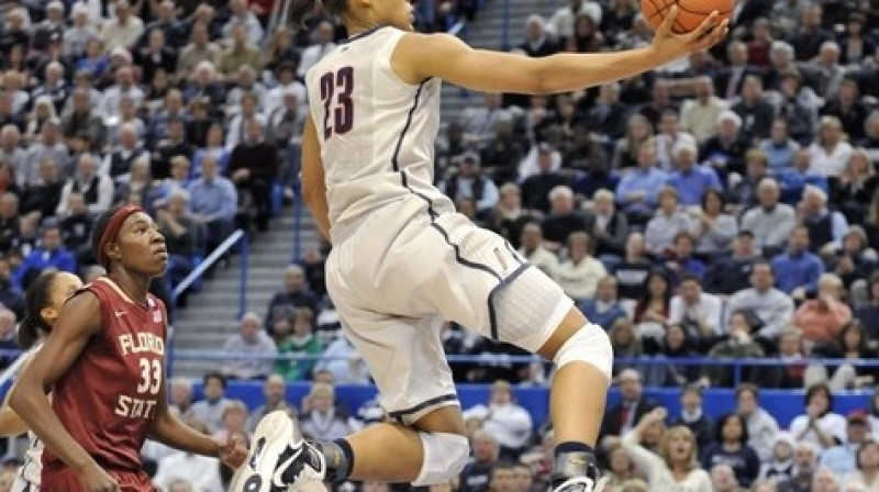 Konektikutas uzbrucēja, ceturtā gada studente un pasaules čempione Maya Moore spēlē sasniedza jaunu karjeras punktu rekordu, pretienieču grozā sametot 41 punktu
Foto: AP/Scanpix