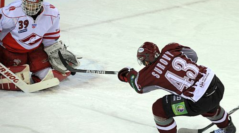 Tomašs Surovijs ticis pie maiņas biedra slovāka.
Foto: Romāns Kokšavs, Sporta Avīze, F64