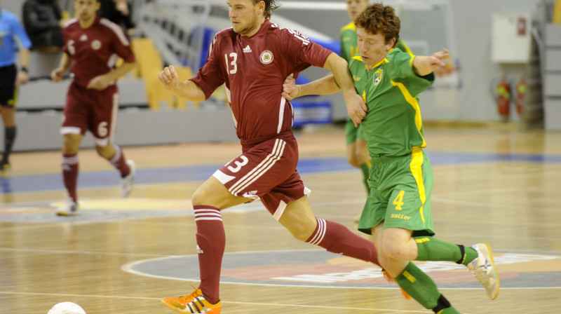 Lietuviešu vārtus steidz "ieņemt" Latvijas telpu futbola izlases ārzemnieks Artjoms Koļesņikovs (13. nr.). Foto: Romāns Kokšarovs, "Sporta Avīze"