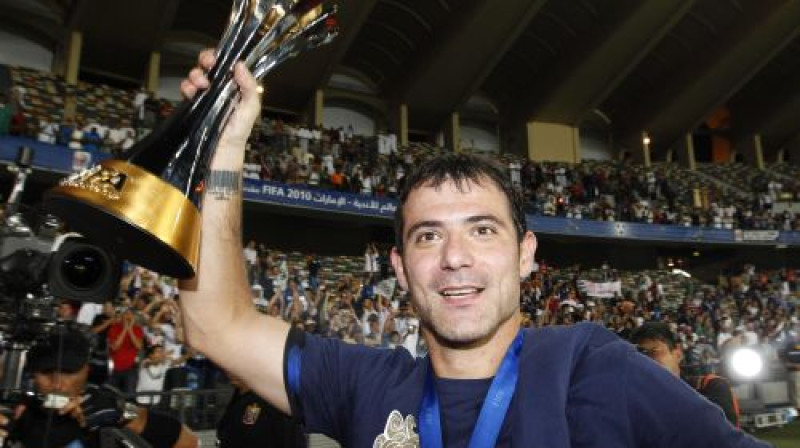 Dejans Stankovičs ar izcīnīto Klubu Pasaules kausu
Foto: AP/Scanpix