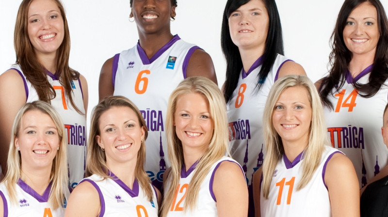 "TTT Rīga" spēlētājas Karlīne Nīmane, Quanitra Hollingsworth, Līga Šurkusa, Kimberly Butler, Shavonte Zellous, Anda Eibele, Kristīne Kārkliņa, Dita Krūmberga, Ieva Veinberga vēl priecīgus...