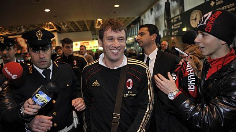 Antonio Kasano preses un fanu ielenkumā  
Foto: digitale/Scanpix