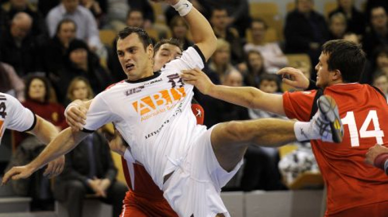 Uzbrukumā Jānis Pavlovičs
Foto: Romāns Kokšarovs, Sporta Avīze