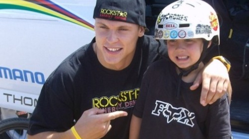 Māris Štrombergs ar vienu no saviem neskaitāmajiem atbalstītājiem
Foto: bmxlatvia.com