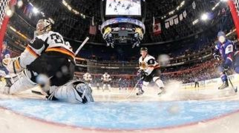 Šajā epizodē slovāki iemeta pirmo ripu vāciešu vārtos
Foto: iihf.com