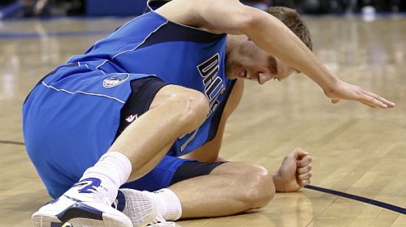 Dirks Novickis pēc neveiksmīgās piezemēšanās
Foto: AP/Scanpix