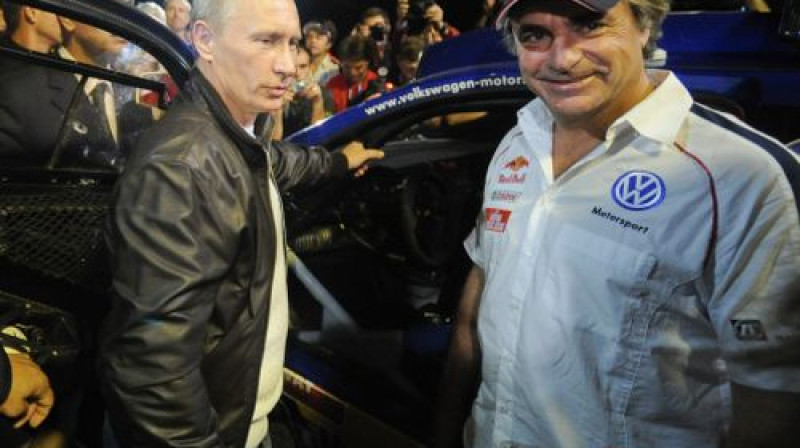 Vladimirs Putins apskata Karlosa Sainsa "Volkswagen" automašīnu
Foto: ITAR-TASS