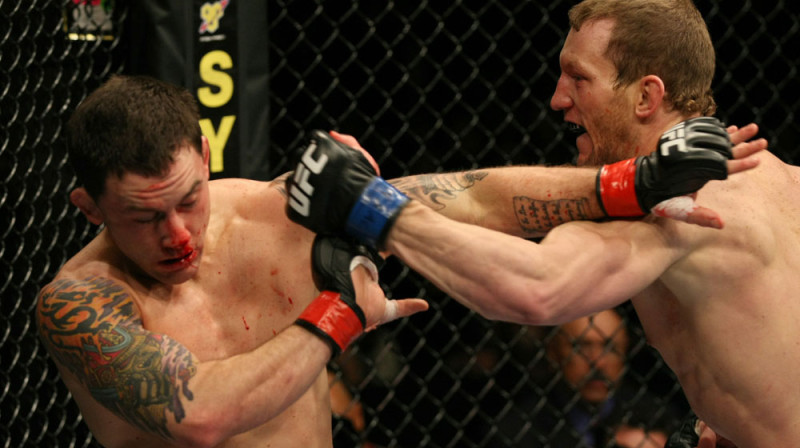 Frenkijs Edgars (pa kreisi) uzņem Greja Meinarda sitienus
Foto: ufc.com