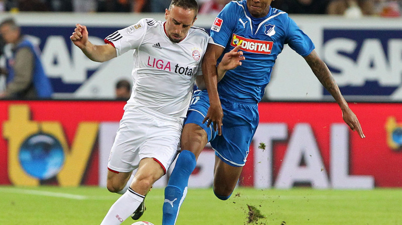 Luiss Gustavo (no labās) pret Franku Riberī
Foto: AFP