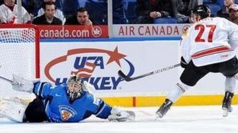 Šveicietis Janiks Herens realizē izšķirošo bullīti
Foto: iihf.com