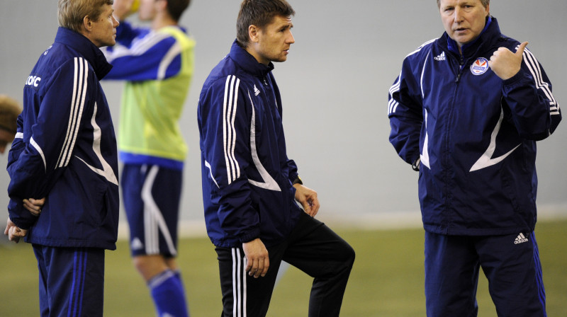 Pēdējās nedēļās aktualizējies jautājums, cik ilgi Aleksandrs Starkovs (pa labi) būs pie "Skonto" komandas stūres? Foto: Romāns Kokšarovs,"Sporta Avīze"