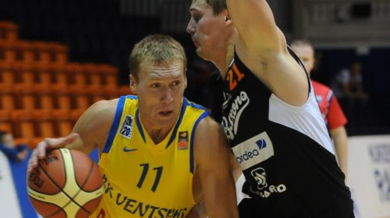 Artūrs Strēlnieks pret Agni Čavaru
Foto: bkventspils.lv