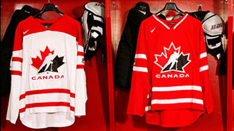 Izrādās, laukumā spēlē hokejisti, nevis krekli...

Foto: teamcanada.com