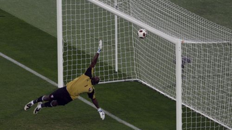 Bumba ielido vārtos pēc Odila Ahmedova teicamā tālsitiena
Foto: AP/Scanpix