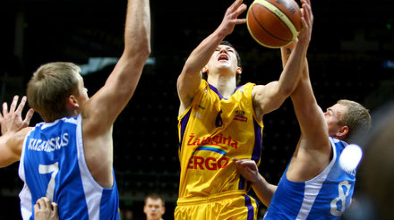 Sauļus Kuzminskas un Māris Gulbis aizsardzībā
Foto: www.bcsiauliai.lt