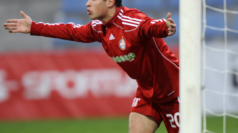 Ne tikai gūti vārti, bet arī bieža žestikulēšana bija viena no Artūra Karašauska "firmas zīmēm" Latvijas futbolā. Foto: Romāns Kokšarovs, "Sporta Avīze"