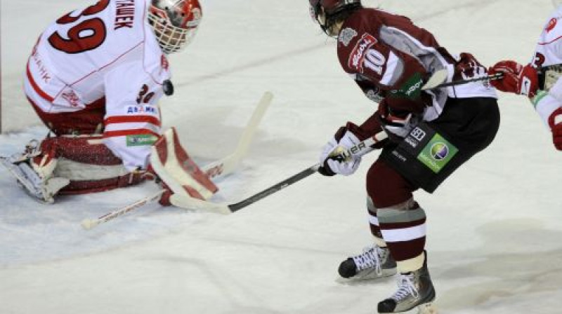 ''Dinamo'' rezultatīvākais hokejists Lauris Dārziņš ceļā uz ''Spartak'' cietoksni
Foto: Romāns Kokšarovs, Sporta Avīze, f64