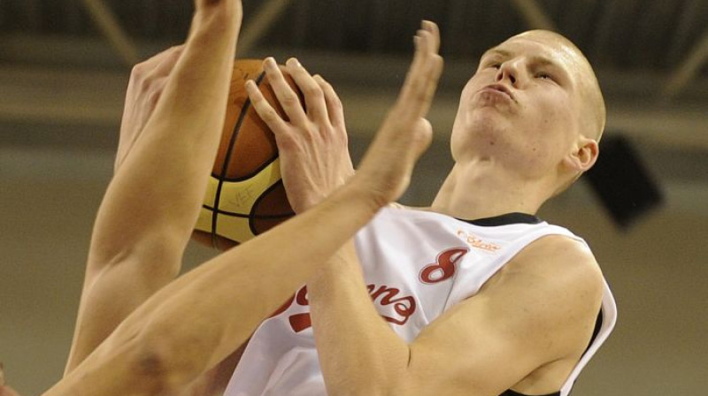 Daudz roku Dāvim ceļā, daudz šķēršļu...
Foto: Romāns Kokšarovs, Sporta Avīze