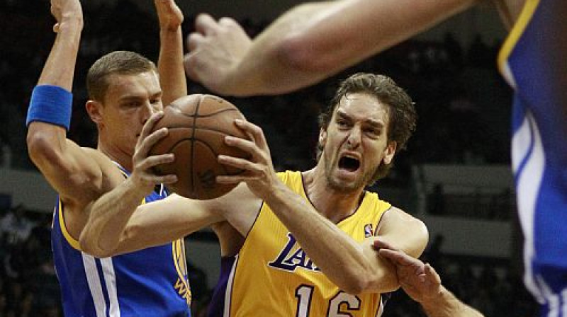 Andris Biedriņš pret Pau Gasolu
Foto: AP/Scanpix