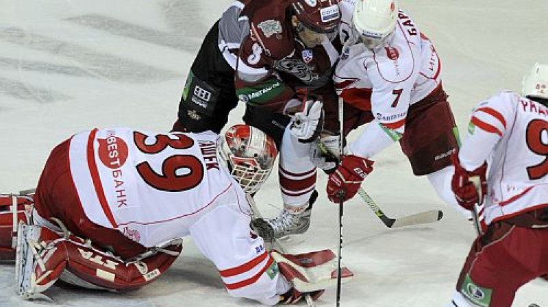 Bezkompromisa cīņa arī šovakar
Foto: Romāns Kokšarovs, Sporta Avīze, f64
