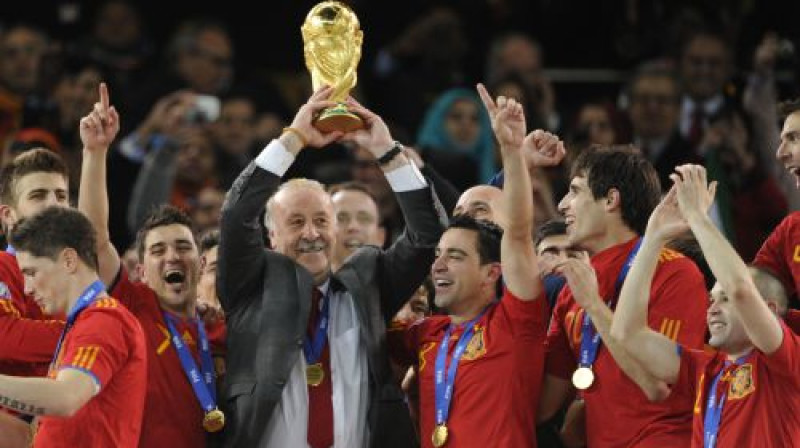 Visente del Boske kopā ar komandu pēc triumfa PK izcīņā
Foto: AFP/Scanpix