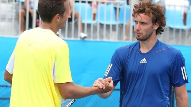 Ernests Gulbis saņem apsveikumus no Sergija Stahovska
Foto: ATP