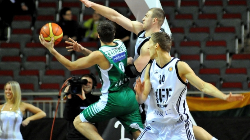 Mants Kalnietis cīņā ar VEF aizsardzību. Foto: Romualds Vambuts, Sportacentrs.com
