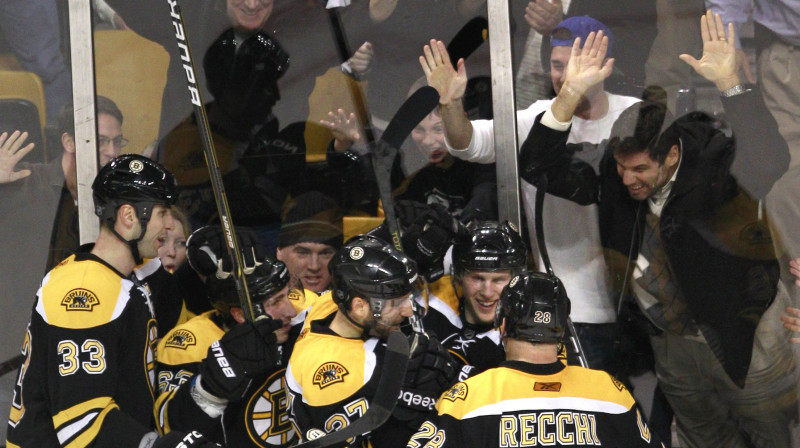 Bostonas "Bruins" pēc uzvaras vārtu gūšanas 
Foto: AP/Scanpix