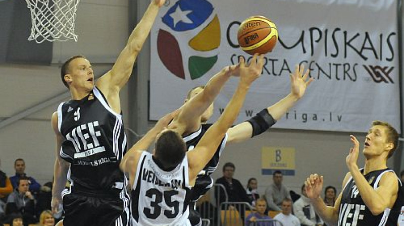 Gatis Jahovičs aizsardzībā
Foto: Romualds Vambuts, Sportacentrs.com