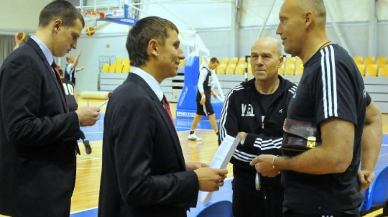 Rims Kurtinaitis ar palīgiem
Foto: Romualds Vambuts, Sportacentrs.com