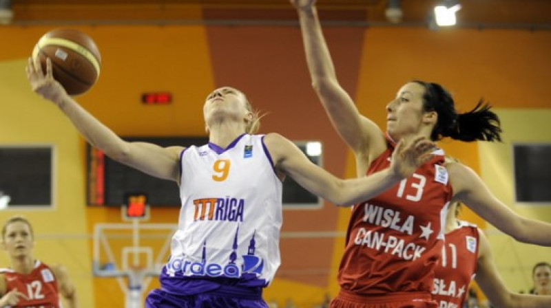 Kristīne Kārkliņa 13. janvāra spēlē ar "Wisla Can-Pack" guva 17 punktus
Foto: Romāns Kokšarovs, "Sporta Avīze", f64