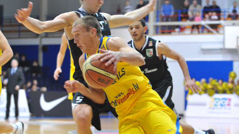 Artūrs Strēlnieks cīņā pret Liepājas Lauvām
www.bkventspils.lv