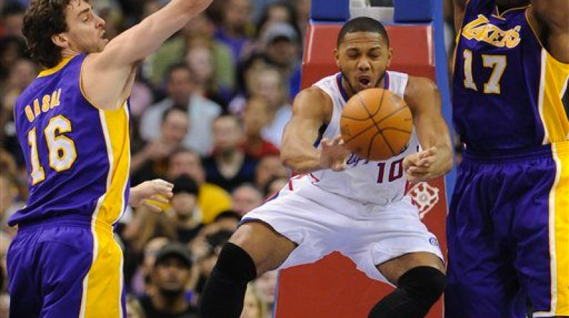 Ēriks Gordons "Lakers" spēlētāju ielenkumā
Foto: AP/Scanpix