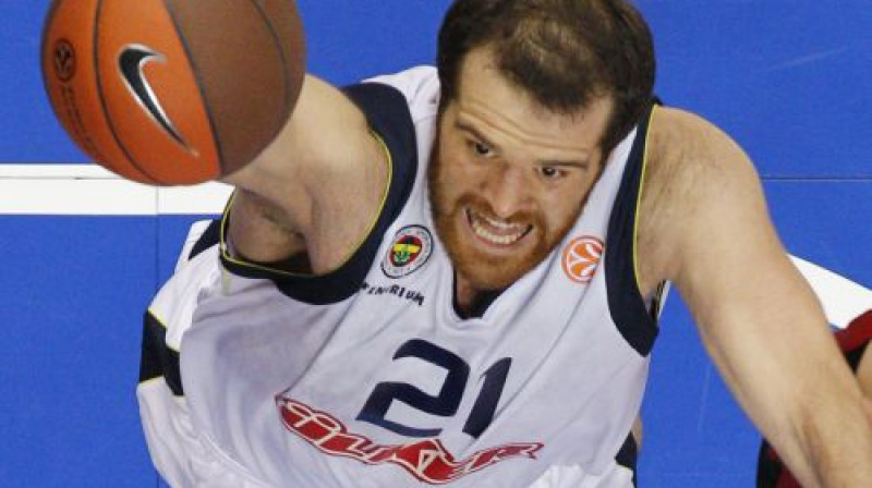 Oguzs Savas "Fenerbahce" uzvarā guva 26 punktus
Foto: AP/Scanpix