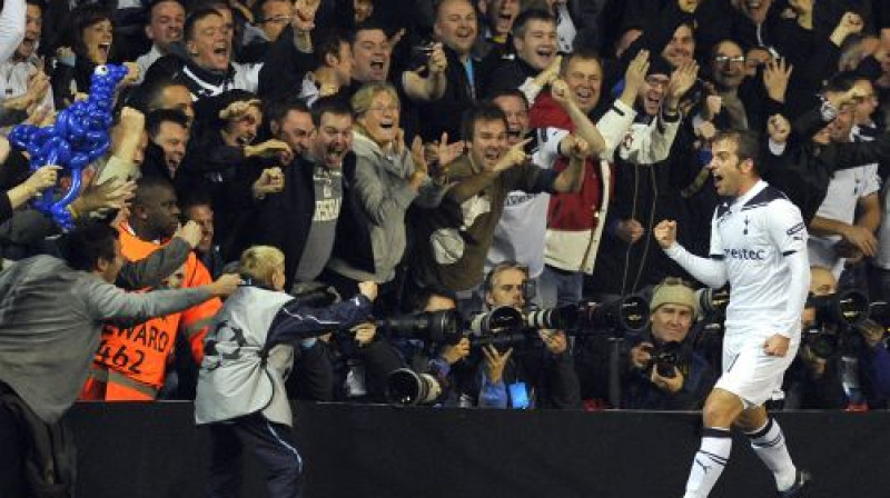 Rafaels van der Vārts devies atzīmēt savu vārtu guvumu pie skatītājiem
Foto: AFP/Scanpix