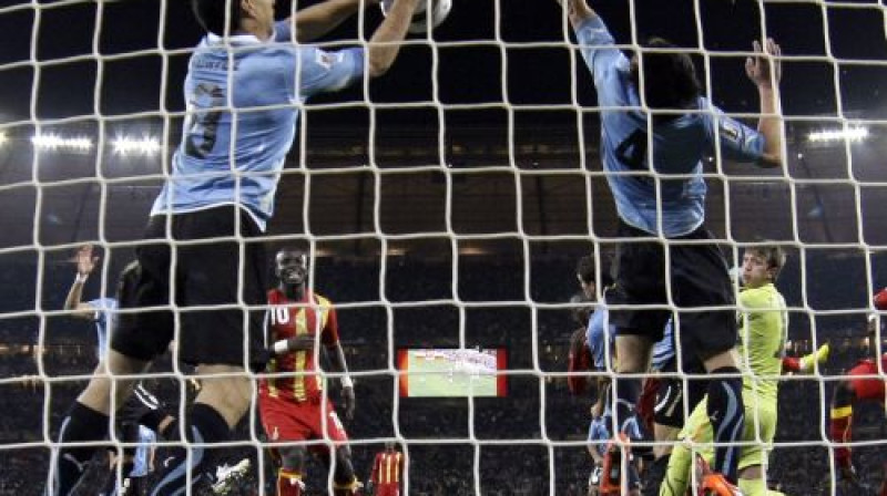 Luisa Suaresa ''varoņdarbs'' PK izcīņas mačā pret Ganu
Foto: AP/Scanpix