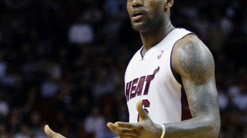 Lebrona Džeimsa kontā netika ieskaitīti divi punkti, tomēr "Heat" svinēja uzvaru visā mačā
Foto: AP/Scanpix