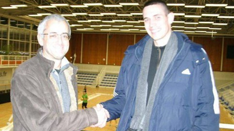 Vladislavs Hotuļevs (pa kreisi) atkal Francijā
Foto: vitre.maville.com
