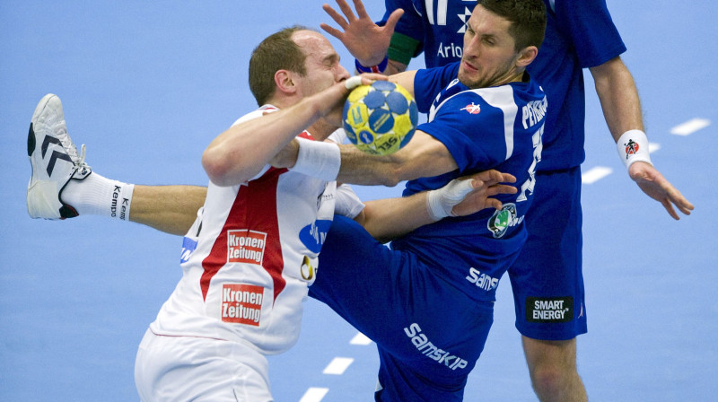 Aleksandrs Pētersons (pa labi) spēlē ar Austriju
Foto: AFP