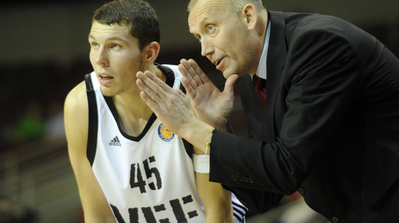 Dairis Bertāns un Rims Kurtinaitis 
Foto: Romāns Kokšarovs, Sporta Avīze, f64
