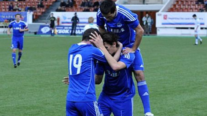 Ģirts Karlsons (centrā) partneru apskāvienos
Foto: azerisport.com