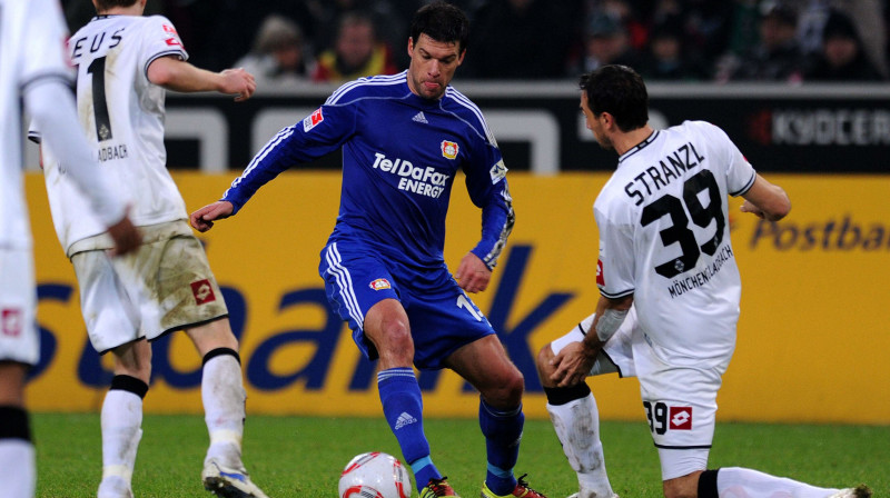 Mihaels Ballaks (centrā) "Borussia" spēlētāju ielenkumā
Foto: AFP/Scanpix Sweden
