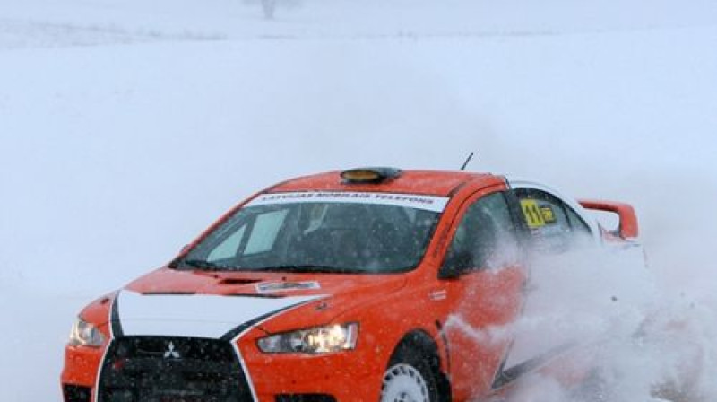 Andis Neikšāns/Pēteris Dzirkals ar jauno automašīnu
Foto: www.romasfoto.com