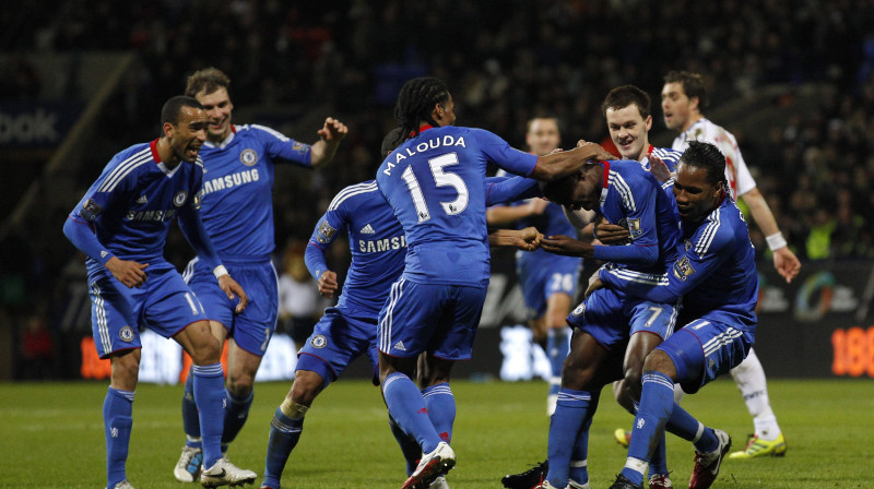 "Chelsea" spēlētāji sveic Ramiresu ar pirmajiem vārtiem komandas rindās 
Foto: AP/Scanpix