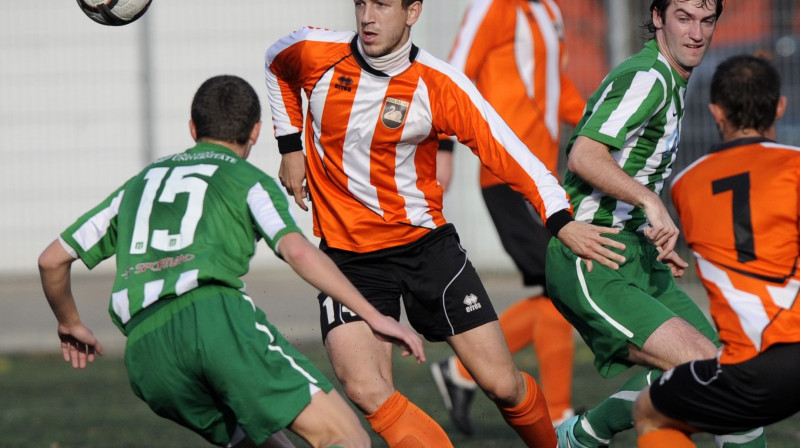 Centra pussargs Oļegs Laizāns (centrā) nav vienīgais pērnās “Gulbene-2005” komandas spēlētājs, kurš meklē jaunu darba vietu. Foto: Romāns Kokšarovs, “Sporta Avīze"