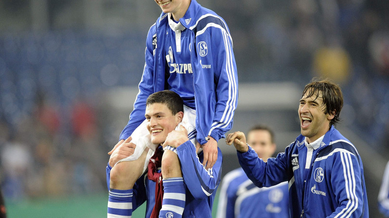 Kiriakoss Papadopoloss nes uz pleciem Julianu Draksleru
Foto: AP/Scanpix Sweden