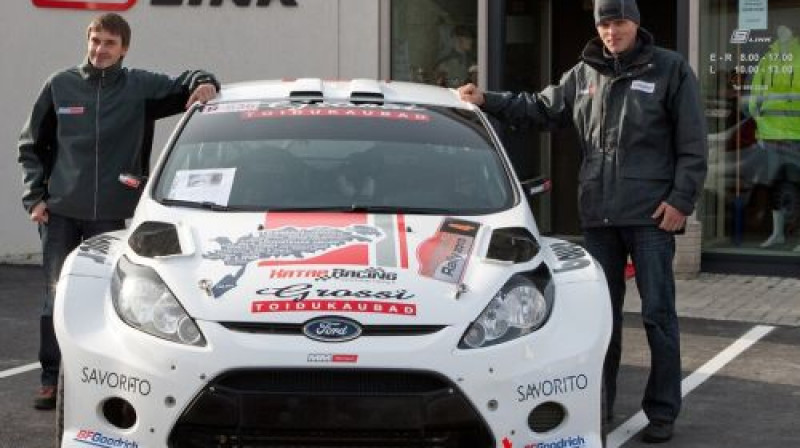 Ots Tanaks (pa labi) pie "Ford Fiesta S2000'' automašīnas
Foto: www.ewrc.cz